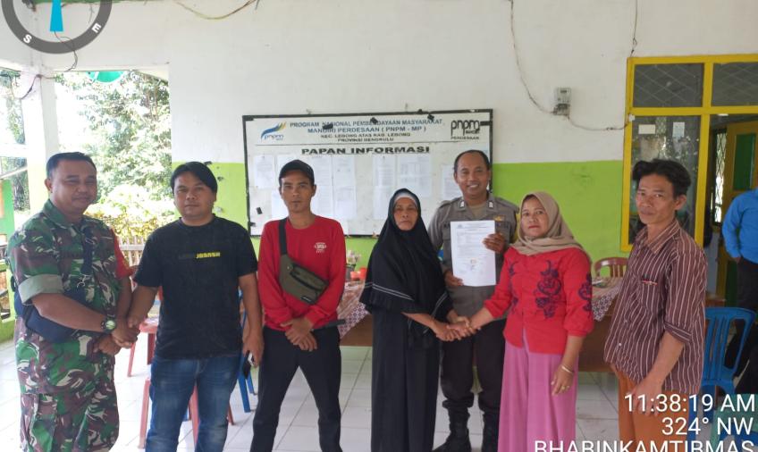 Problem Solving, Bhabinkamtibmas Mediasi Keributan Warga di Desa Sukau Kayo