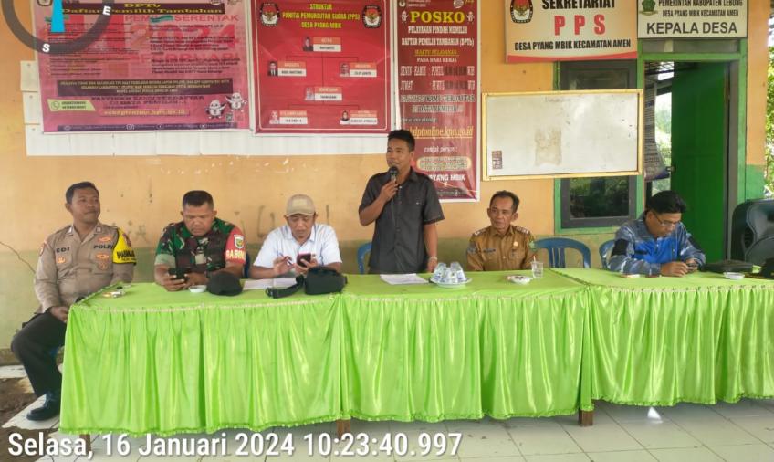 Monitoring, Bhabinkamtibmas Polsek Lebong Utara Hadiri Musdes Penetapan Penerima BLT DD 2024 di Desa Pyang Mbik