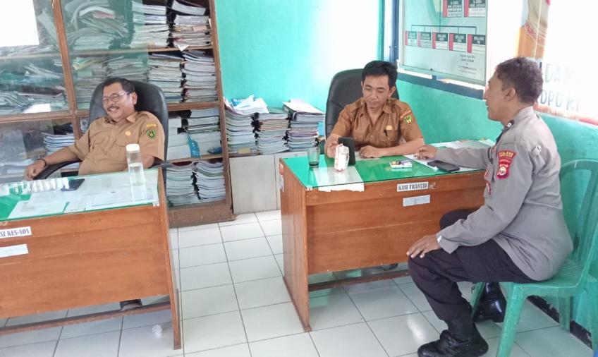 Menciptakan Kamtibmas Kondusif Jelang Pemilu 2024 ,Kanit Binmas dan Bhabinkamtibmas Sambangi Kantor Camat Seginim     