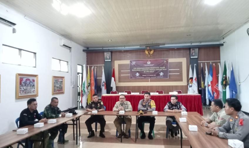 Wakapolres Lebong Hadiri Rakor dan Pelepasan Tim Pemutahiran dan Pemetaan Distribusi Logistik Pemilu 2024 TPS Sangat Rawan