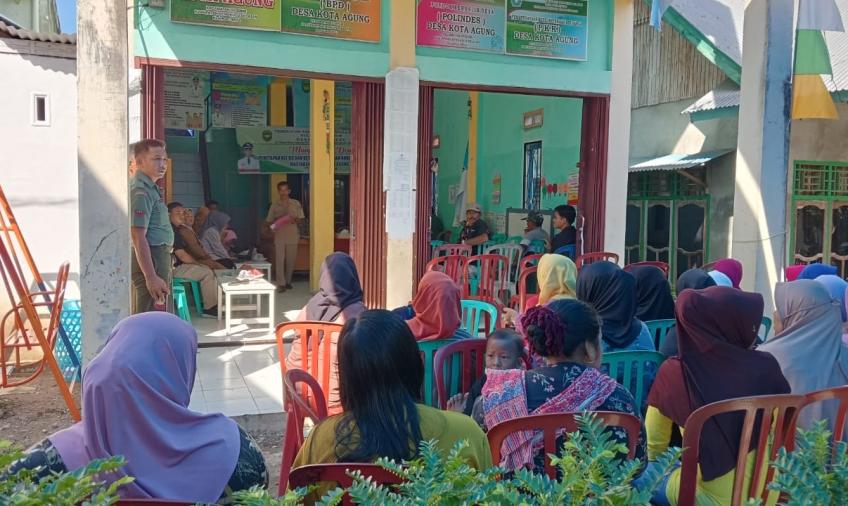 Bhabinkamtibmas Musyawarah Desa Khusus Penetapan   Calon Penerima BLT dan Ketahanan Pangan Desa Kota Agung