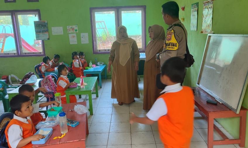 Bhabinkamtibmas Polsek Manna Sambangi Anak - Anak, Sampaikan Imbauan Polri Adalah Sahabat Anak - Anak