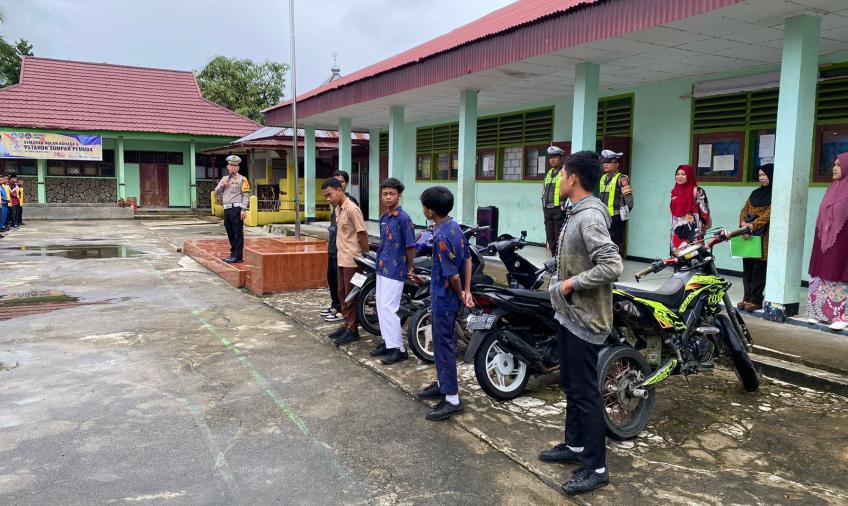 Satlantas Polres Lebong Hunting Kendaraan yang Berknalpot Brong di SMKN 2 Lebong
