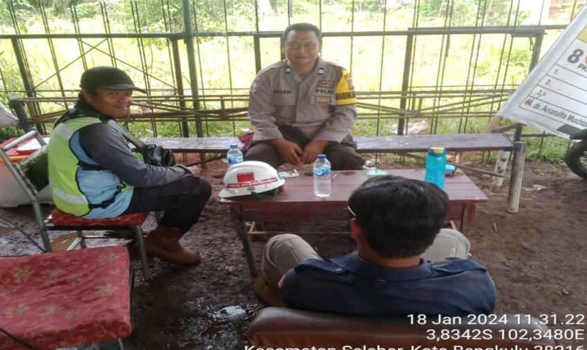 Patroli Sambang, Bhbainkamtibmas Sampaikan Ajakan Menyambut Pemilu Damai