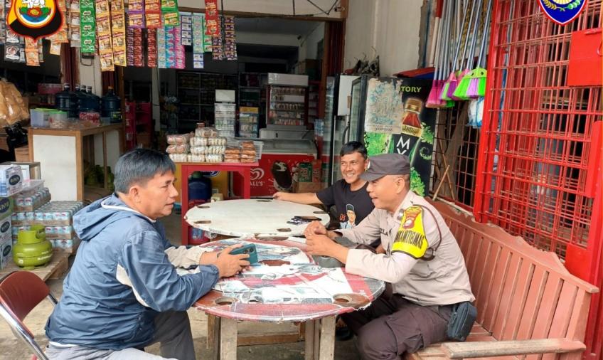 Bhabinkamtibmas Kelurahan Pagar Dewa Sambangi Warga Sampaikan Imbauan Kamtibmas Jelang Pemilu 