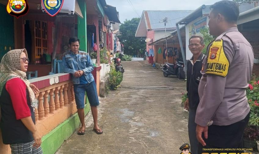 Sambang Kamtibmas, Bhabinkamtibmas Ingatakan Warga Jaga Kebersihan Antisipasi Banjir di Musim Penghujan 