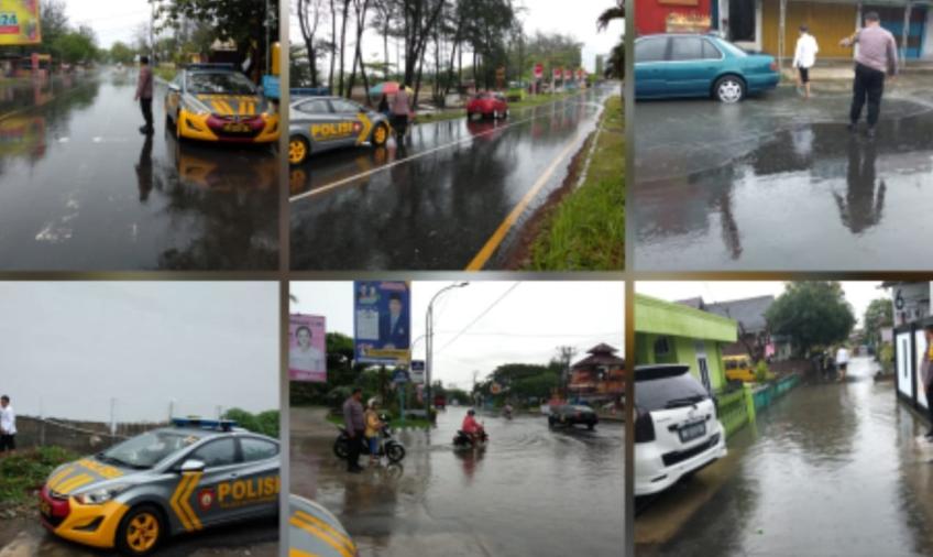 Personel Poslek Ratu Samban Patroli Daerah Rawan Banjir