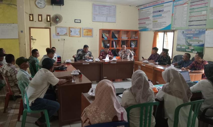 Kanit Binmas Polsek Manna Menghadiri Musyawarah Verifikasi Kelayakan Penerima Bantuan Sosial di desa Tumbuk Tebing