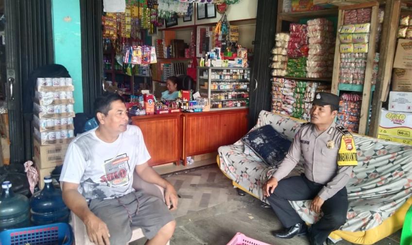 Sambangi Warung Manisan, Bhabinkamtibmas Polsek Seginim Pantau Stok dan Harga Sembako 