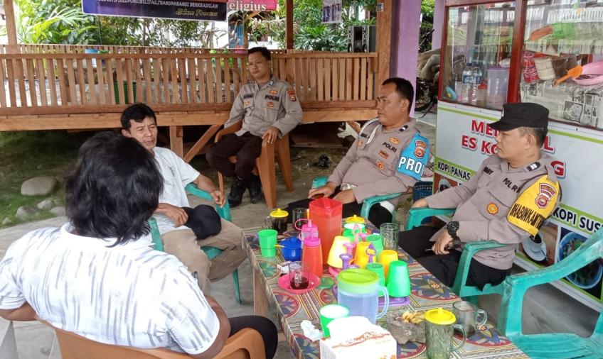 Perkuat Sinergitas Polisi dengan Masyarakat, Polsek Pino Gelar Jumat Curhat di Desa Kayu Ajaran