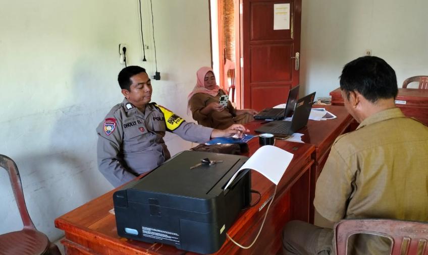 Bhabinkamtibmas Sambangi Warga Desa Merambung Wujudkan Kamtibmas yang Kondusif Jelang Pemilu   