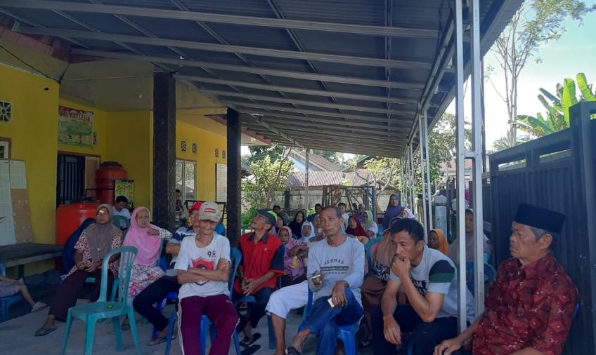 Kuatkan Tali Silaturahmi Bhabinkamtibmas Polsek Seginim Hadiri Musyawarah Ketahanan Pangan dan Penerima BLT Desa Babatan 