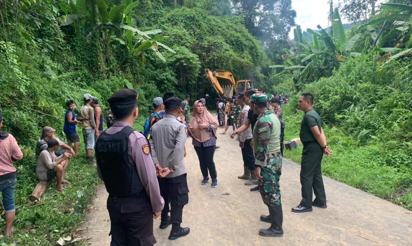 Sat Samapta Polres Lebong Patroli di Lokasi Longsor Jalan Lintas Muara Aman-Curup