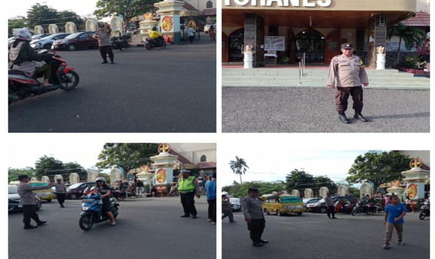 Personel Polsek Teluk Segara Lakukan Pengamanan dan Pengaturan Lalin Ibdah Minggu di Gereja Santo Yohanes Penginjil