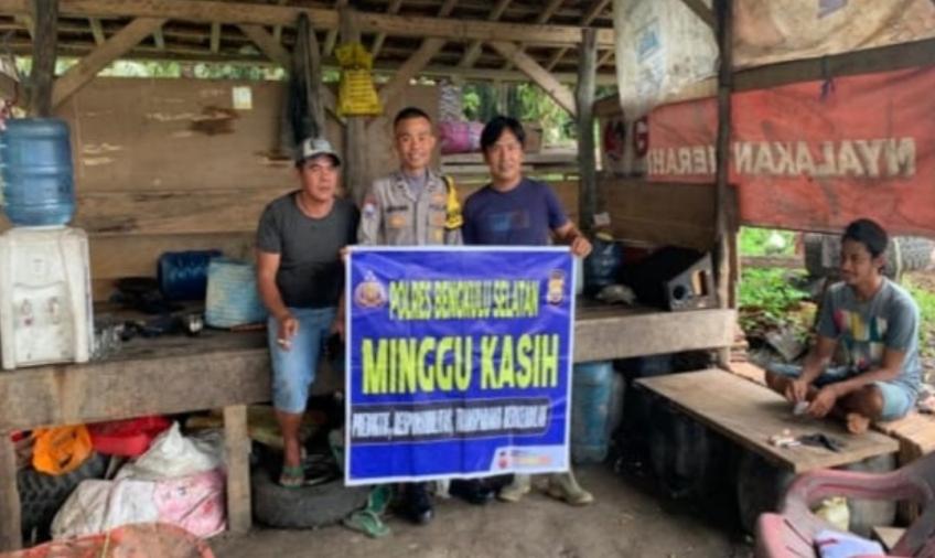 Dengarkan Keluhana Warga, Polsek Kedurang Gelar Minggu Kasih di Desa Lubuk Ladung 