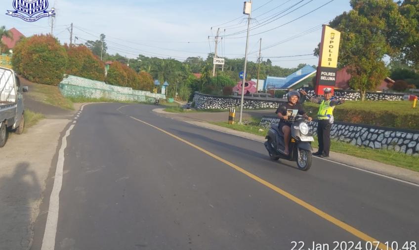 Bentuk Pelayanan, Sat Lantas Polres Seluma Lakukan Pengaturan Lalu Lintas Pagi Hari 