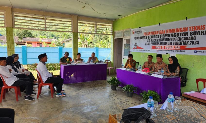 Bhabinkamtibmas Polsek Rimbo Pengadang Hadiri Pelantikan dan Pembekalan PTPS Se Kecamatan Rimbo Pengadang