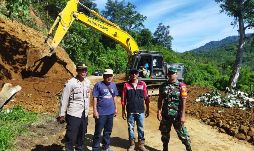 Polsek Rimbo Pengadang Pantau Pembersihan Material Longsor di Desa Talang Ratu