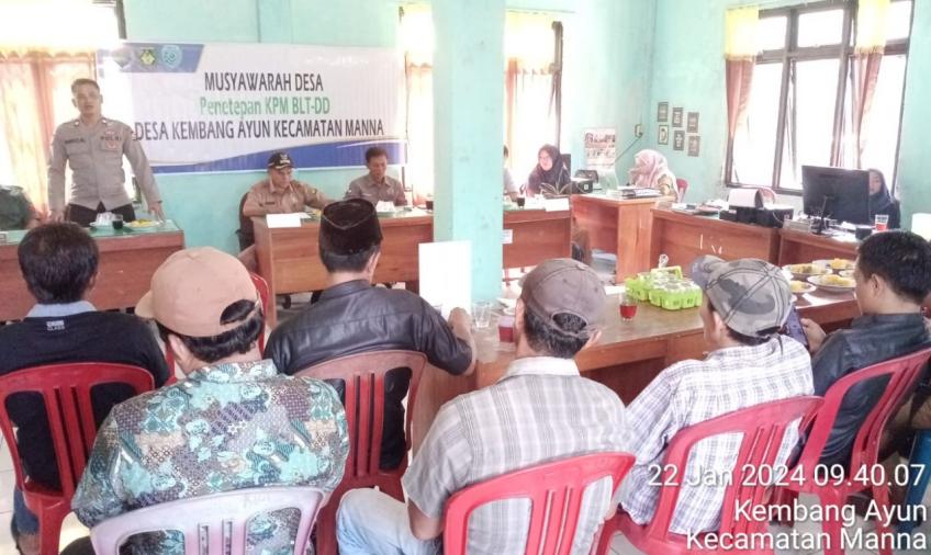 Polsek Manna Menghadiri Musyawarah Verifikasi Kelayakan Penerima Bantuan Sosial Desa Kembang Ayun