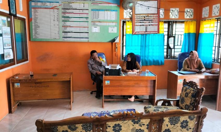 Sambangi Warga, Bhabinkamtibmas Polsek Pino Raya  Imbau Jaga Kamtibmas Jelang Pemilu 2024