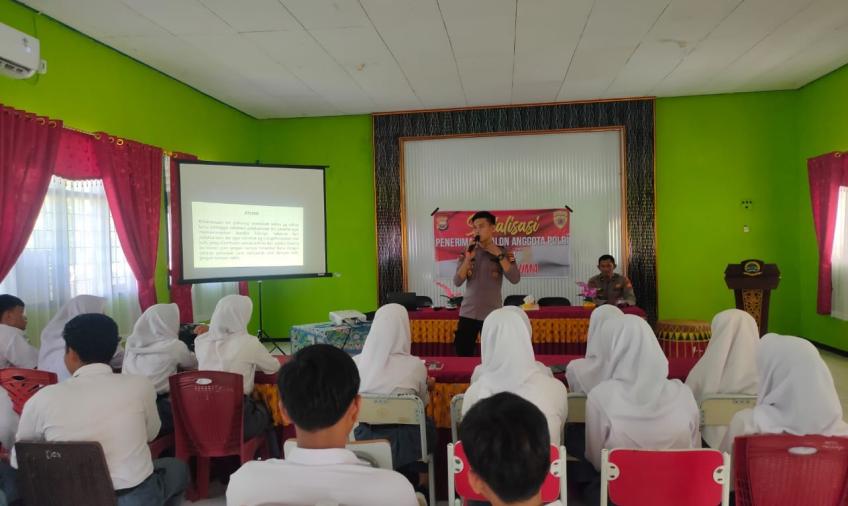 Kabag SDM Polres Seluma Sosialisasi Penerimaan Calon Anggota Polri TA 2024 di SMAN 01 Seluma 