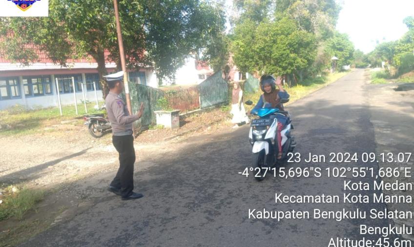 Berikan Rasa Aman dan Nyaman, Satgas Kamseltibcar Lantas  Polres BS, Patroli Atur Lalin  