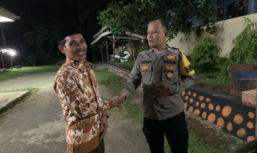 Bhabinkamtibmas Polsek Pino Sambang Malam, Ajak Warga Berperan Serta Jaga Kamtibmas Jelang Pemilu 2024 