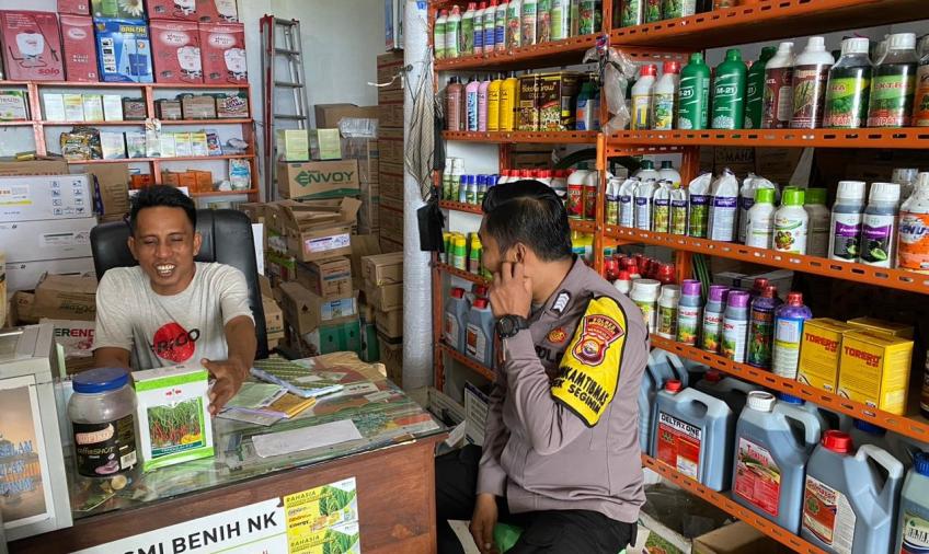 Pantau Stok dan Harga Sembako Serta Gas Elpiji Bhabinkamtibmas Polsek Seginim Sambang Warung Manisan   