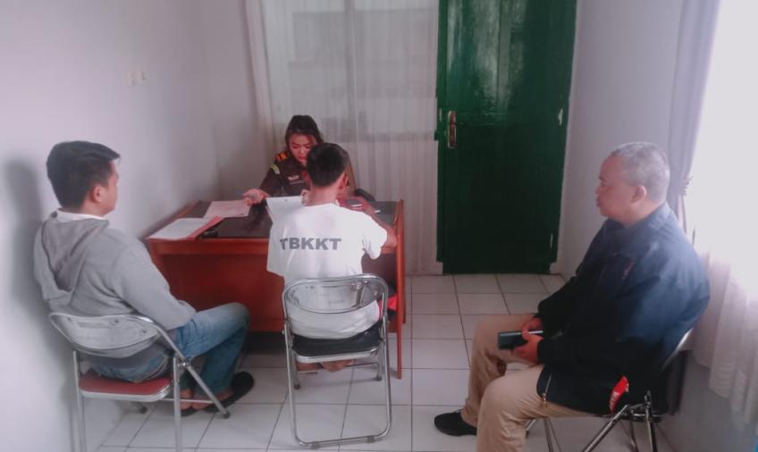 Polsek Talo Serah Terima Tersangka dan Barang Bukti Tahap II Kasus Penganiayaan ke Kejari Seluma