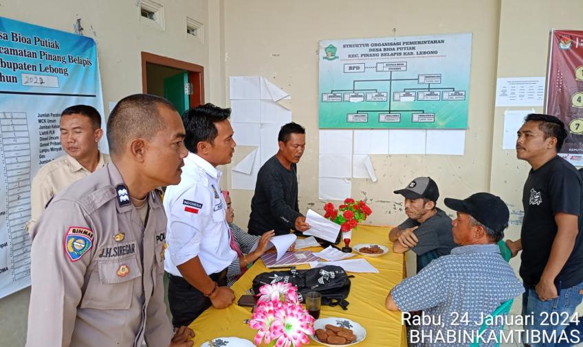 Bhabinkamtibmas Polsek Lebong Utara Hadiri Rapat Penetapan  Penerima BLT DD di Desa Bioa Putiak
