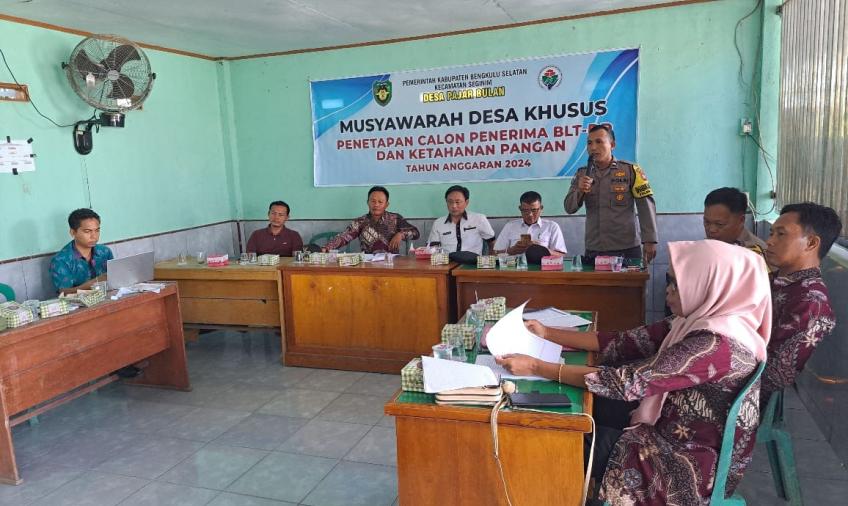 Bhabinkamtibmas Polsek Seginim Hadiri Musdesus Verifikasi Kelayakan Penerima Bantuan Sosial di Desa Pajar Bulan 