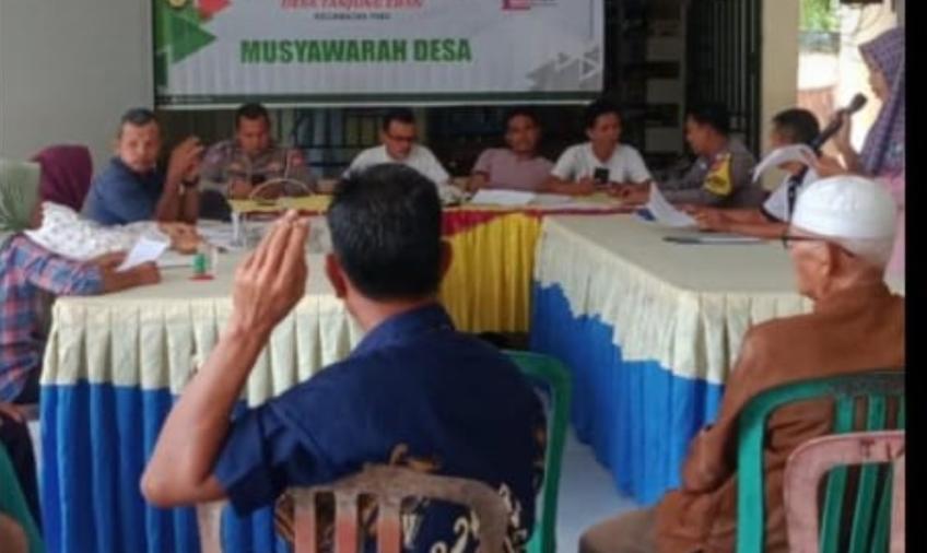 Kapolsek Pino dan Bhabinkamtibmas Hadiri Musdessus Penetapan Calon Penerima BLT 