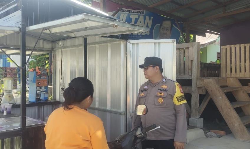 Bhabinkamtibmas Polsek Pino Polres BS Sambang Malam, Ajak Warga Berperan Serta Jaga Kamtibmas Jelang Pemilu 2024 