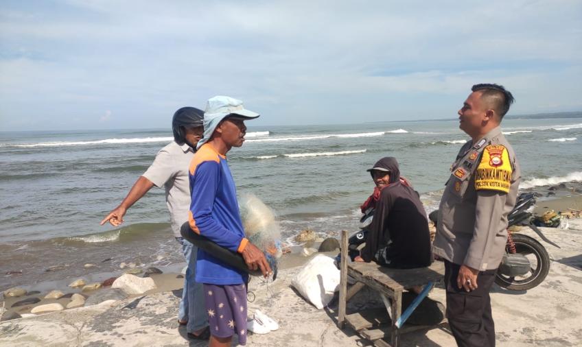 Bhabinkamtibmas Sambangi Pengunjung Pantai Pasar Bawah, dan Sampaikan Imbauan