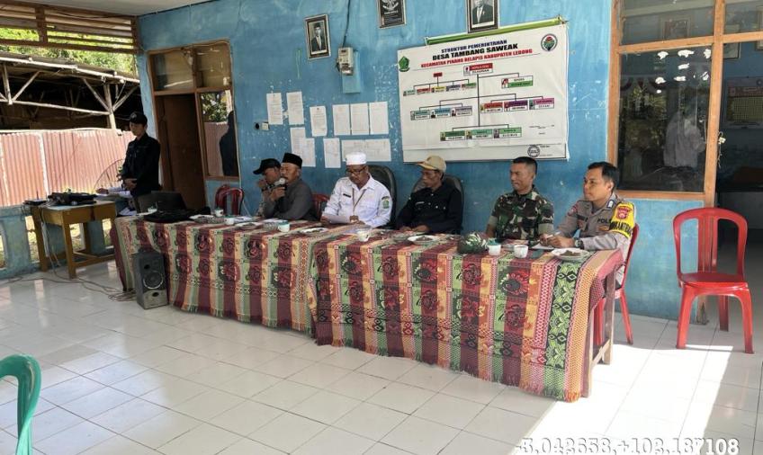 Bhabinkamtibmas Polsek Lebong Utara Hadiri Musdes Penetapan Penerima BLT dan Ketahanan Pangan di Desa Tambang Saweak