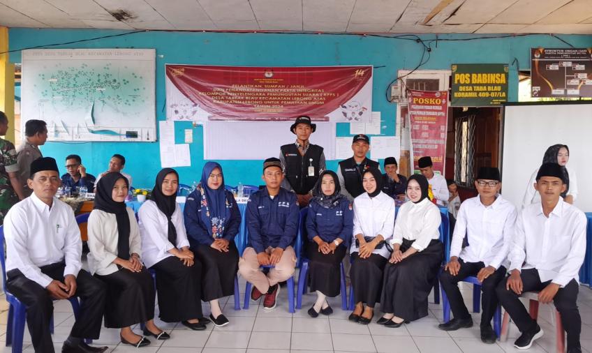 Bhabinkamtibmas Polsek Lebong Atas Hadiri Pelantikan KPPS Desa Tabeak Blau dan Desa Tik Tebing