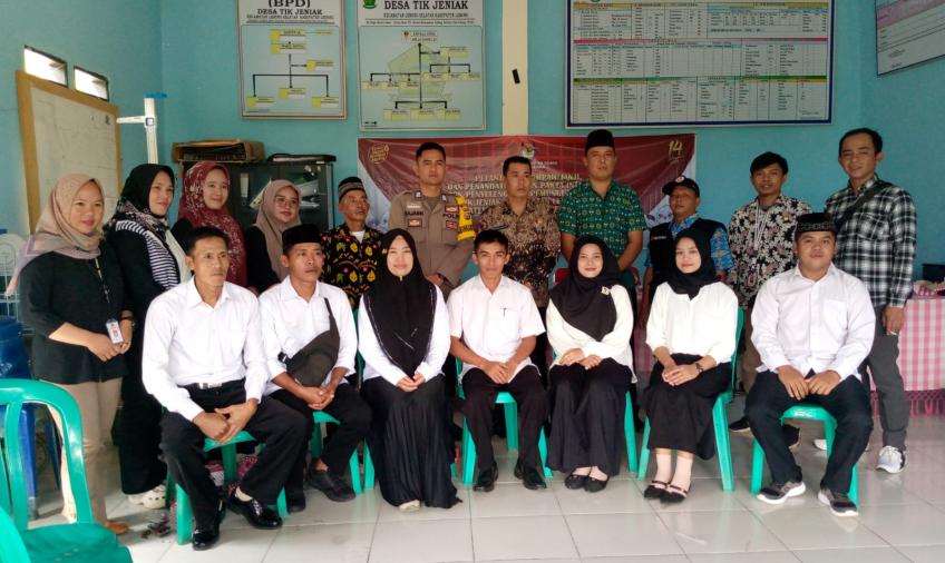 Bhabinkamtibmas Polsek Lebong Selatan Hadiri Pelantikan KPPS Desa Tik Jeniak