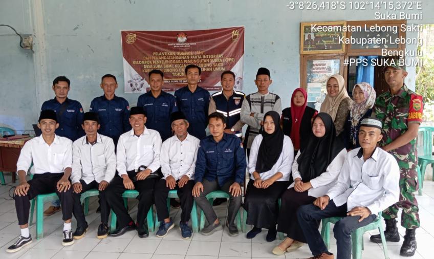Bhabinkamtibmas Polsek Lebong Tengah Hadiri Pelantikan KPPS Desa Suka Bumi
