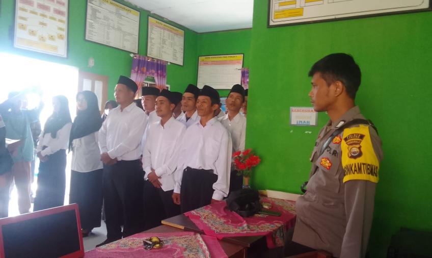 Bhabinkamtibmas Polsek Rimbo Pengadang Hadiri Pelantikan KPPS Desa Bioa Sengok