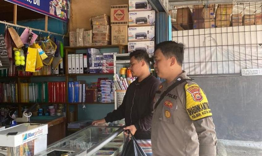 Bhabinkamtibmas Sambangi Masyarakat Untuk Jaga Keamanan Bersama pada Tahapan Kampanye 