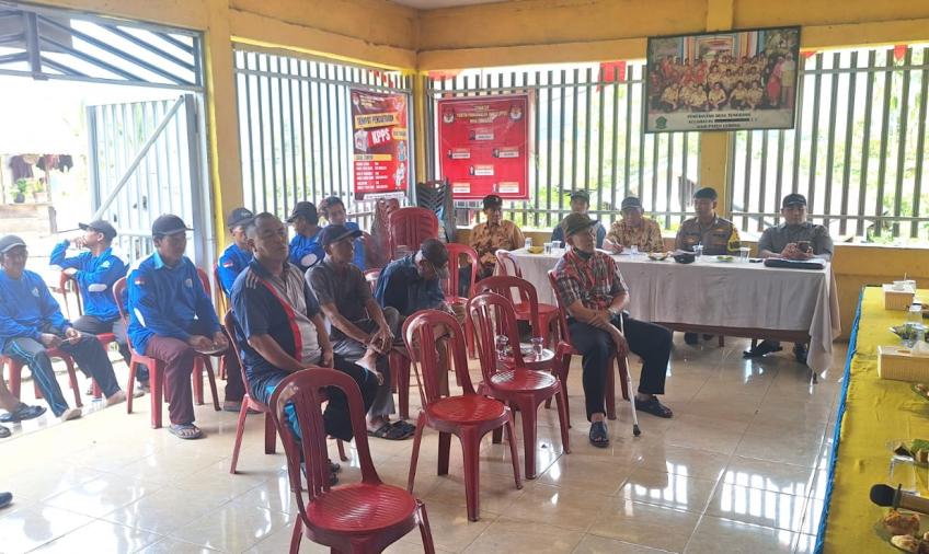 Bhabinkamtibmas Polsek Lebong Utara Hadiri Musdesus di Desa Tunggang