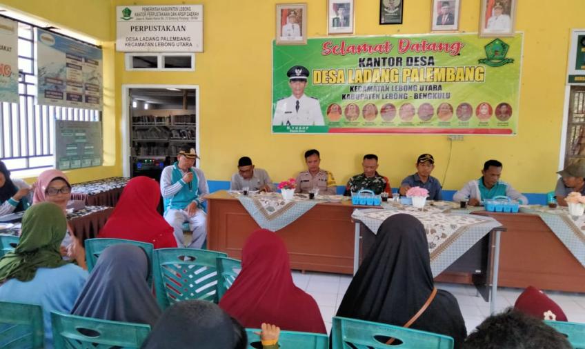 Bhabinkamtibmas Polsek Lebong Utara Hadiri Musdes Penetapan Penerima BLT DD di Desa Ladang Palembang