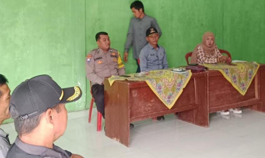 Bhabinkamtibmas Polsek Lebong Utara Hadiri Musyawarah Penetapan APBDes di Desa Selebar Jaya