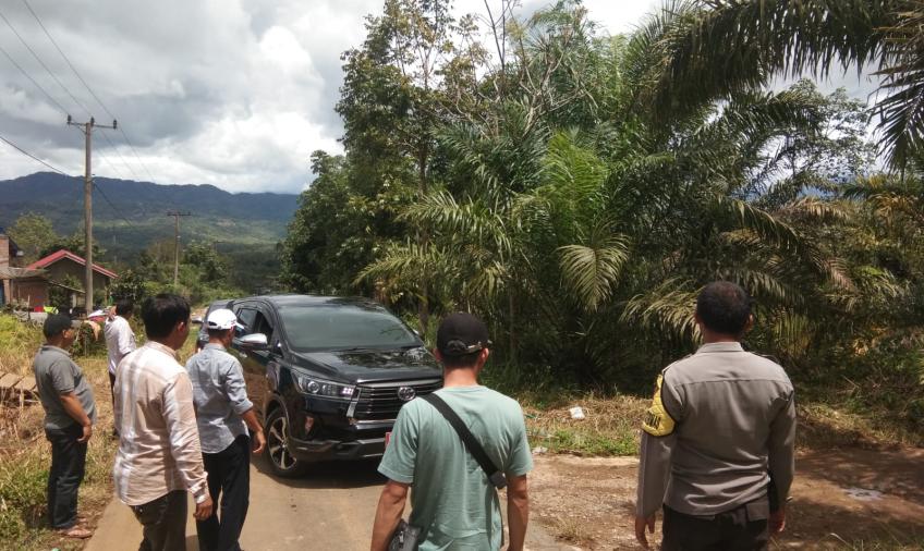 Personel Polsek Lebong Atas Laksanakan Pengamanan Kunjungan Gubernur Bengkulu
