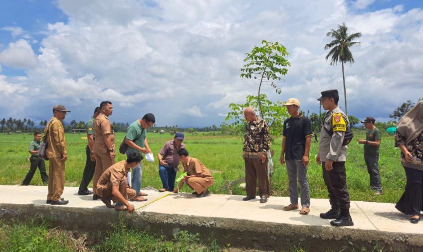 Bhabinkamtibmas Polsek Seginim Hadiri Sertifikasi Pembangunan Jalan Rabat Beton Desa Tanjung Agung