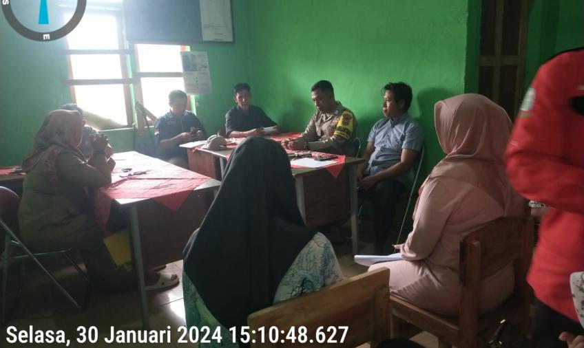 Bhabinkamtibmas Polsek Lebong Utara Hadiri Musyawarah Penetapan APBDes di Desa Sukau Mergo
