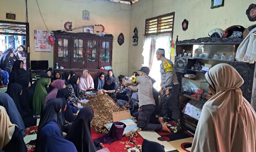 Bhabin Polsek Seginim Sambang Duka Warga Desa Binaannya yang Mengalami Kemalangan