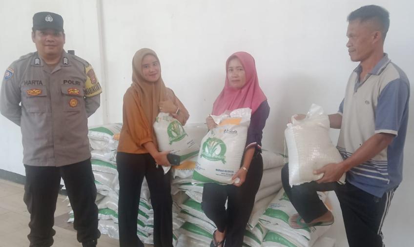 Bhabinkamtibmas Polsek Lebong Selatan Monitoring Pendistribusian Bantuan Pangan di Kelurahan Mubai Desa Manai Blau