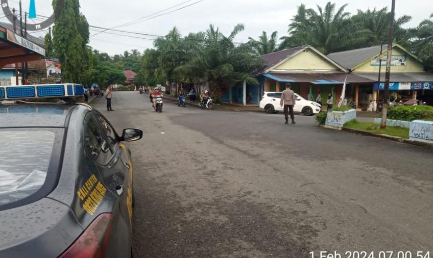 Berikan Pelayan Terbaik kepada Masyarakat Polsek Kota Manna Polres BS Laksanakan Pengaturan Lalu Lintas Pagi