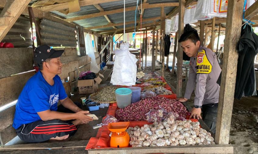 Pantau Stok dan Harga Sembako, Bhabinkamtibmas Sambang  Pasar Babatan Ulu